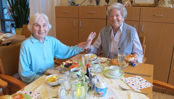 Gemeinsames Frühstück - Das Bild zeigt zwei Bewohnerinnen beim gemeinsames Frühstück